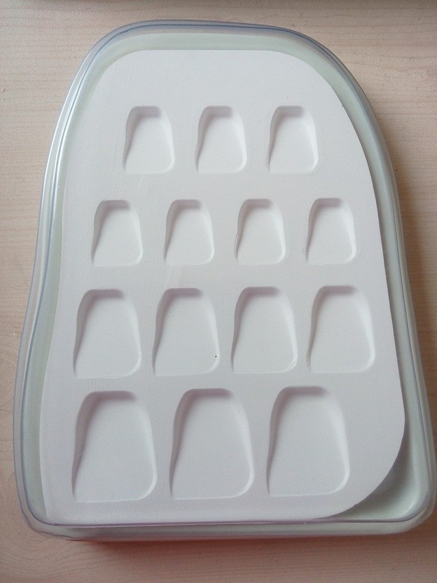 Dental Porcelain  Mixing Slab (  Plate),14 Slots , having plastic Cover& Bottom